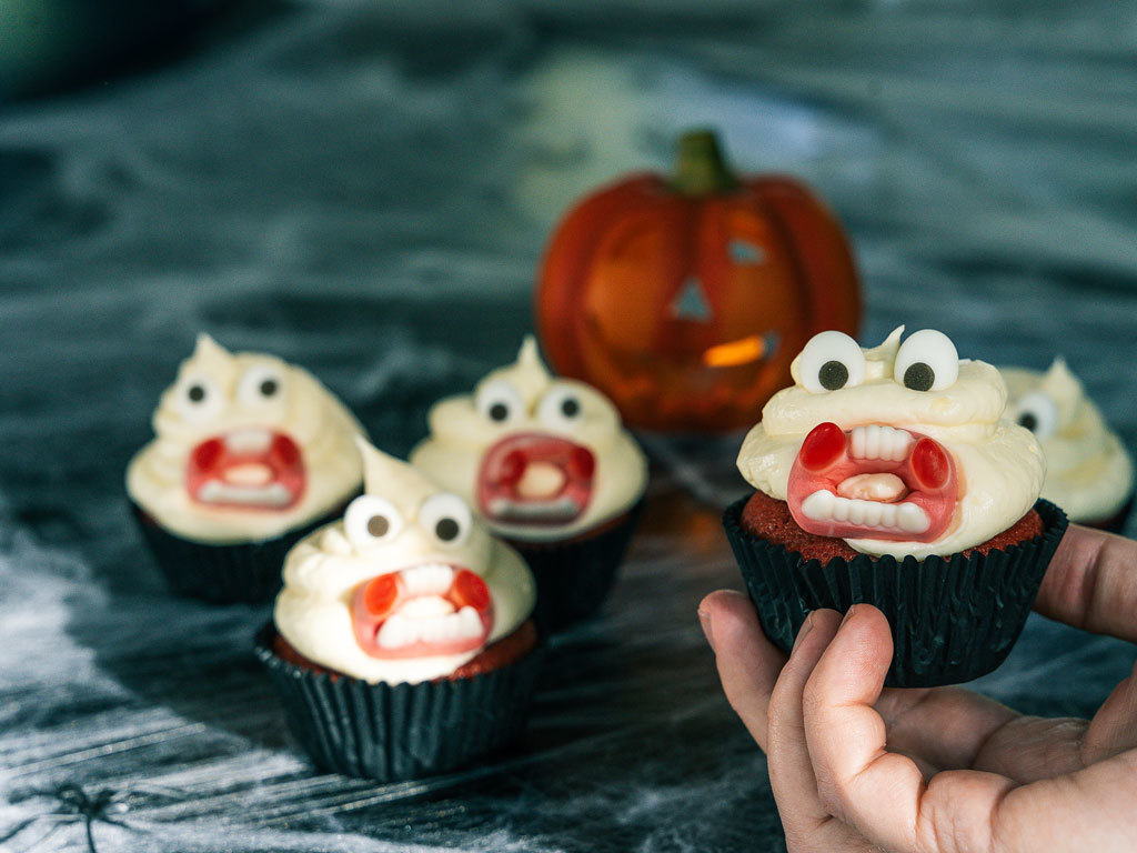 Veikeät Halloween Red Velvet -kuppikakut